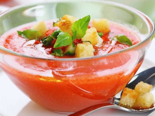 Gazpacho - letná verzia prvého kurzu: španielska studená zeleninová polievka, často na báze paradajok