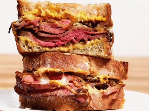 Panini, pečené hovädzie mäso s cibuľou