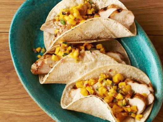 22. Tacos s kuracím mäsom a mangom
