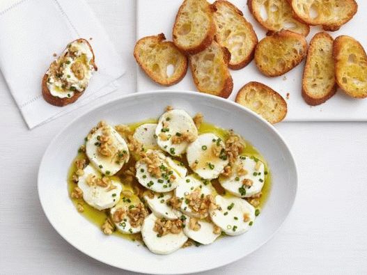 11. Kozí syr s medom a orechmi.