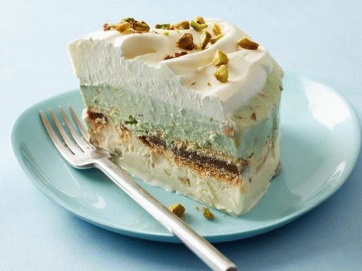 Fotka z misky - Puff ice cream cake with pistachios and figs