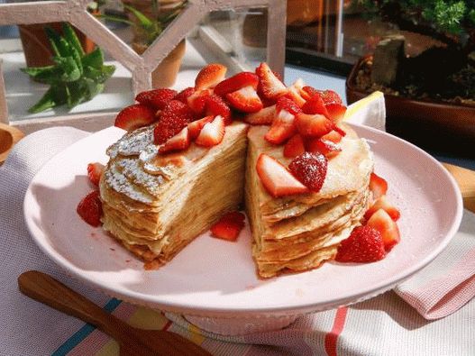 Palačinka s jahodovou polevou so šampanským