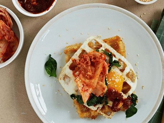 Foto misky - Ryžové oblátky so sójovou pastou, špenátom a kapustou - Bibimbap