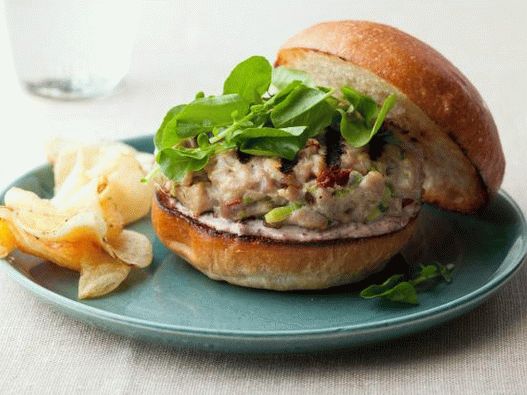 Foto hamburgery s tuniakom a tapenada aioli omáčkou