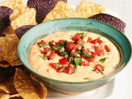 Fotka z chili con queso - mexická syrová omáčka