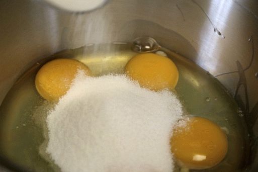 Beat vajcia s cukrom až do peny