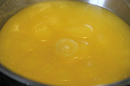 Zmiešajte vaječnú penu s maslom a privarte ju k varu