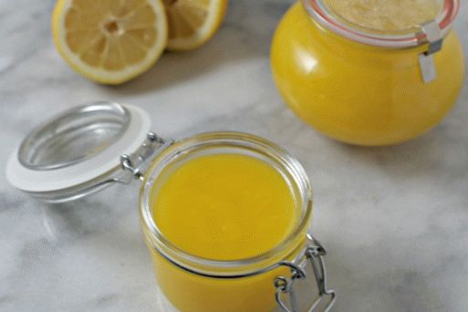 Nalejte citrónovú kurd do nádob