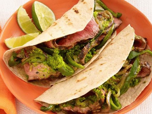Fotka z Fajitas so steakom, chimichurri omáčkou a chmeľovými paprikami