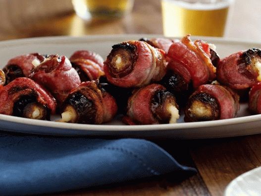 Dátumy fotografie plnené ricottou zabalené v slanine