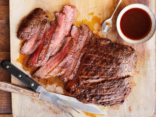 Fotografie z boku steak na grilovanej tequile, cesnaku a limetkovej marináde