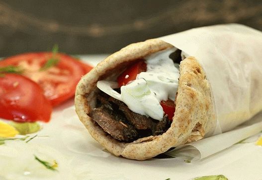 Fotografia gyroskopu s jahňacinou a tzatziki omáčkou