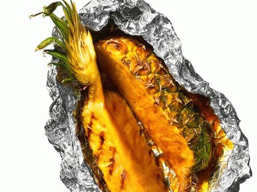 Fotka z glazovaného ananásu na grile vo fólii
