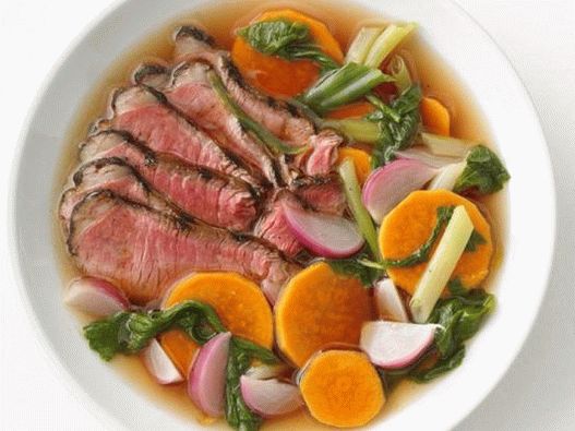 Photo Hovädzie mäso so sladkými zemiakmi vo voňavom bujóne