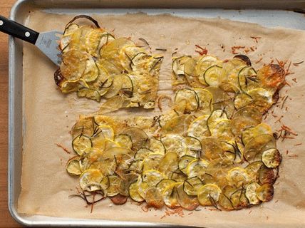 Fotka z gratinovaných zemiakov, cukiet a žltej cukety