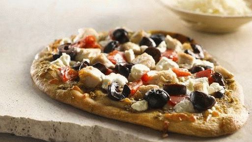 Fotografie grécka pizza s kuracím mäsom a paradajkovou salsou
