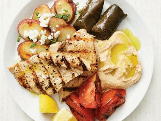 Fotografie grécky meze s moriakom a grilovanou zeleninou