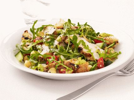 Photo Grilovaný šalát s kuracím mäsom, rukolou a dresingom z gazpacha