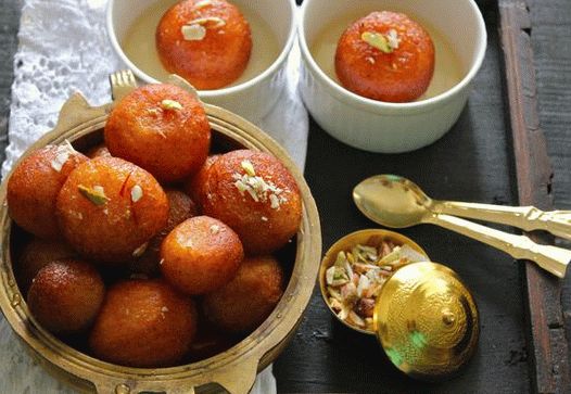 Photo Gulab jamun - vyprážané mliečne gule v ružovom sirupe