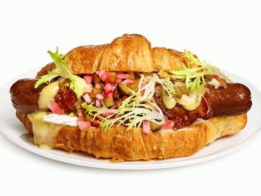 Foto hot dog s syrom brie z croissantov