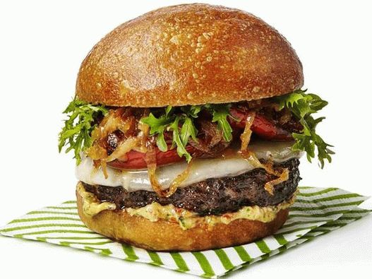 Foto talianske hamburgery s pečenými paradajkami a karamelizovanou cibuľou