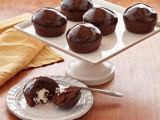 Foto cupcakes s krémovou náplňou a čokoládovou polevou