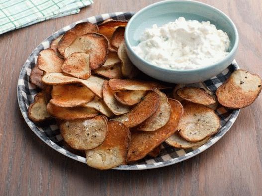 Foto zemiakové lupienky s čiernym korením a cibuľovou omáčkou