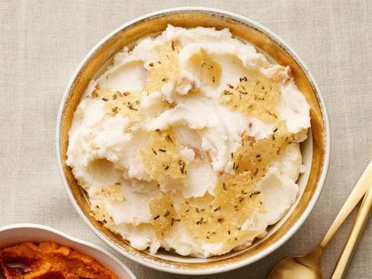 Foto zemiaková kaša so syrom a pečeným cesnakom