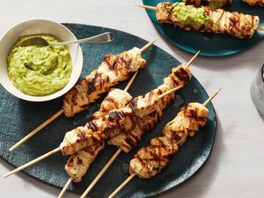 Fotka z kuracieho kebabu so zelenou omáčkou