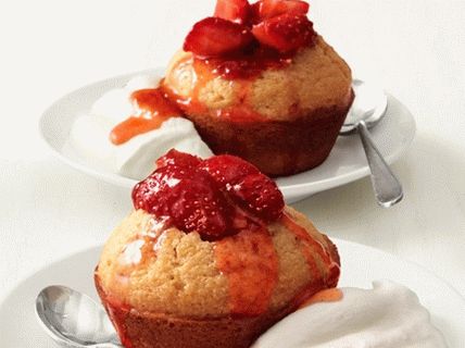 Foto cupcakes s jahodami a šľahačkou