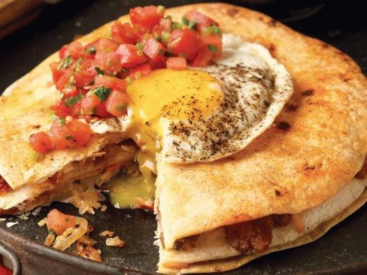 Fotka z Quesadilla so slaninou, zemiakmi a vyprážanými vajcami
