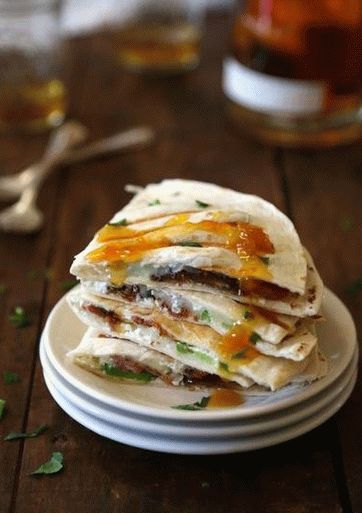 Fotka z Quesadilla s údenou morkou, syrom brie a marhuľami
