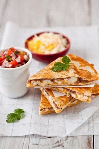Fotka z Quesadilla s kuracím mäsom, čiernymi fazuľami a salsovou omáčkou