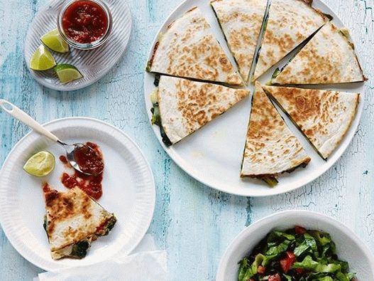 Fotka z Quesadilla so salsou z fazule a šalátu z escariolu
