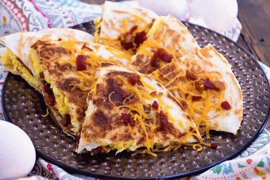 Fotka z Quesadilla s miešanými vajíčkami a slaninou
