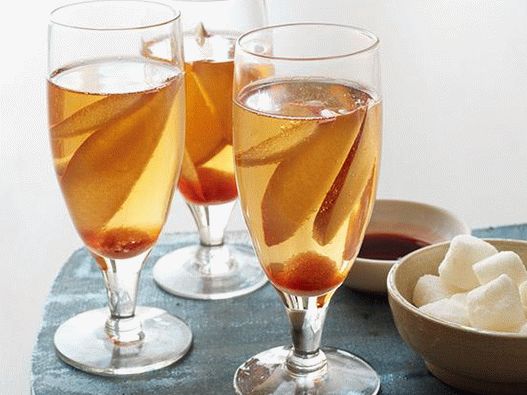 Foto šampanské koktail s hruškou a brandy