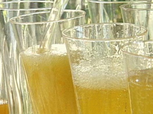 Foto šampanské kokteil s mangom a korením