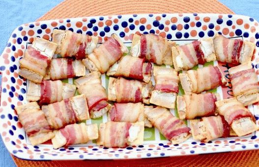 Foto syr sušienky zabalené v slanine