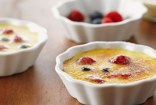 Fotka z creme brulee with berries