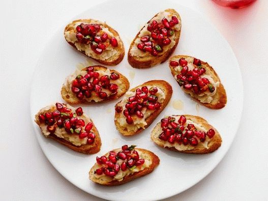 Fotka z Crostini s bielymi fazuľami a granátovým jablkom