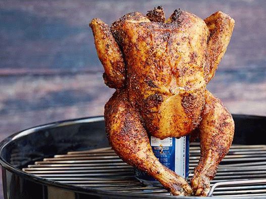 Foto, grilované, kurča, prostredníctvom, jeden, pivo, can