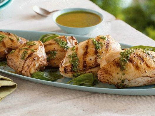 Kuracie mäso na grile s omáčkou z bazalky