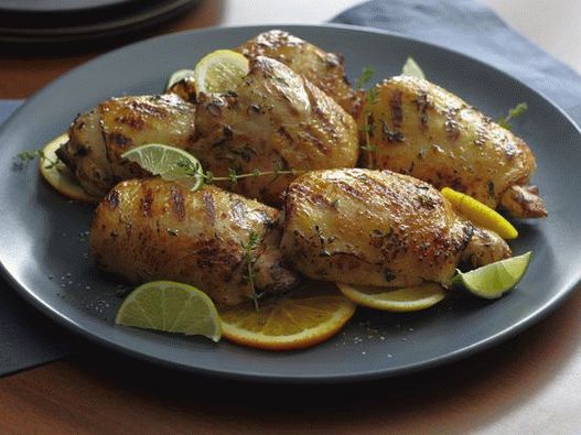 Fotografia grilovaných kuracích stehien v citrusovej marináde