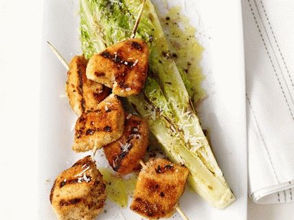 Fotografia grilovaných kuracích prsia a rímskeho šalátu