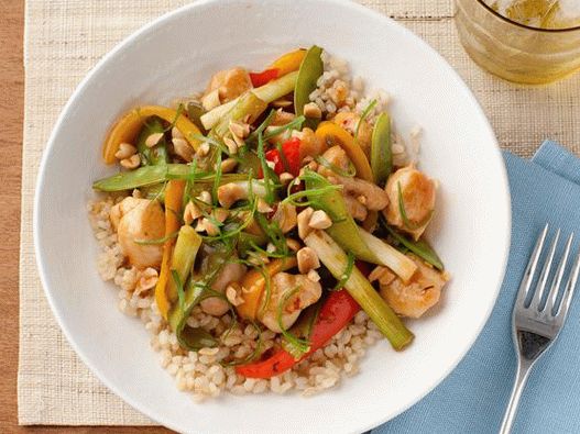 Fotografia z kuracieho prsia s mladým hráškom a sladko-kyslou omáčkou