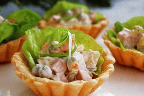 Ľahký kurací a šampiňónový šalát v koláčikoch