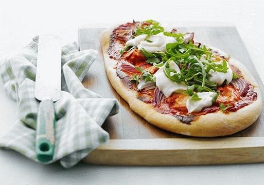 Foto špallové koláče s polevou kyslej smotany, šampiňónov a šunky