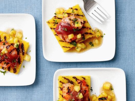 Fotka z misky - krevety v slanine s polentou a ananásovou omáčkou