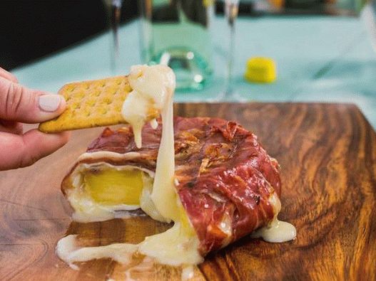 Fotka z misky - syr Brie, grilovaný s ananásom, zabalený v slanine