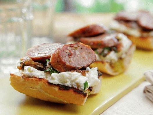 Foto jedla - Crostini s grilovanými párkami a cibuľou v balzamovom sirupe